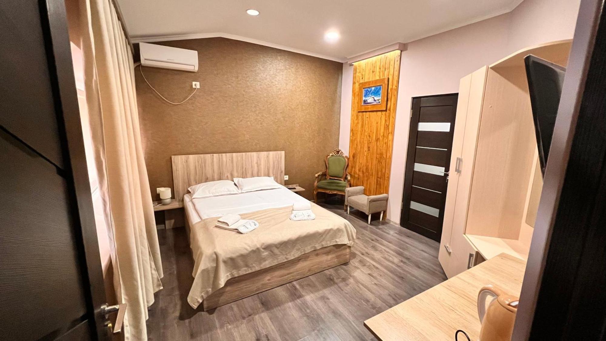 Elross Yerevan Exterior foto